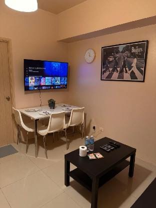 The Essential 2 BR at Sm Jazz  Makati 100 mbps  Vacation rental in Makati