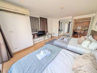 New Condo★★★ Premium Location 100m to Nana BTS ★★★ Vacation rental in Bangkok
