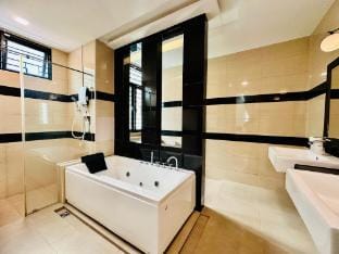 Luxury 5BR Stay| Walk to Beach & Night Market Fun! Villa in Batu Ferringhi, Penang, Malaysia