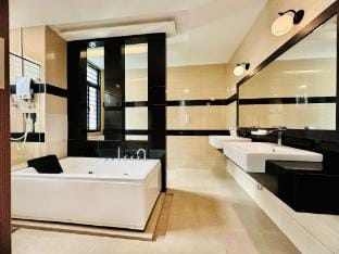 Luxury 5BR Stay| Walk to Beach & Night Market Fun! Villa in Batu Ferringhi, Penang, Malaysia