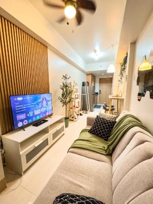Queen-Sized Bed @ Puhon Suite Mall of Asia Pasay Vacation rental in Pasay