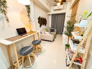 Queen-Sized Bed @ Puhon Suite Mall of Asia Pasay Vacation rental in Pasay