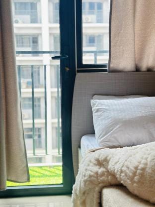 Shore MOA with pool view Vacation rental in Pasay