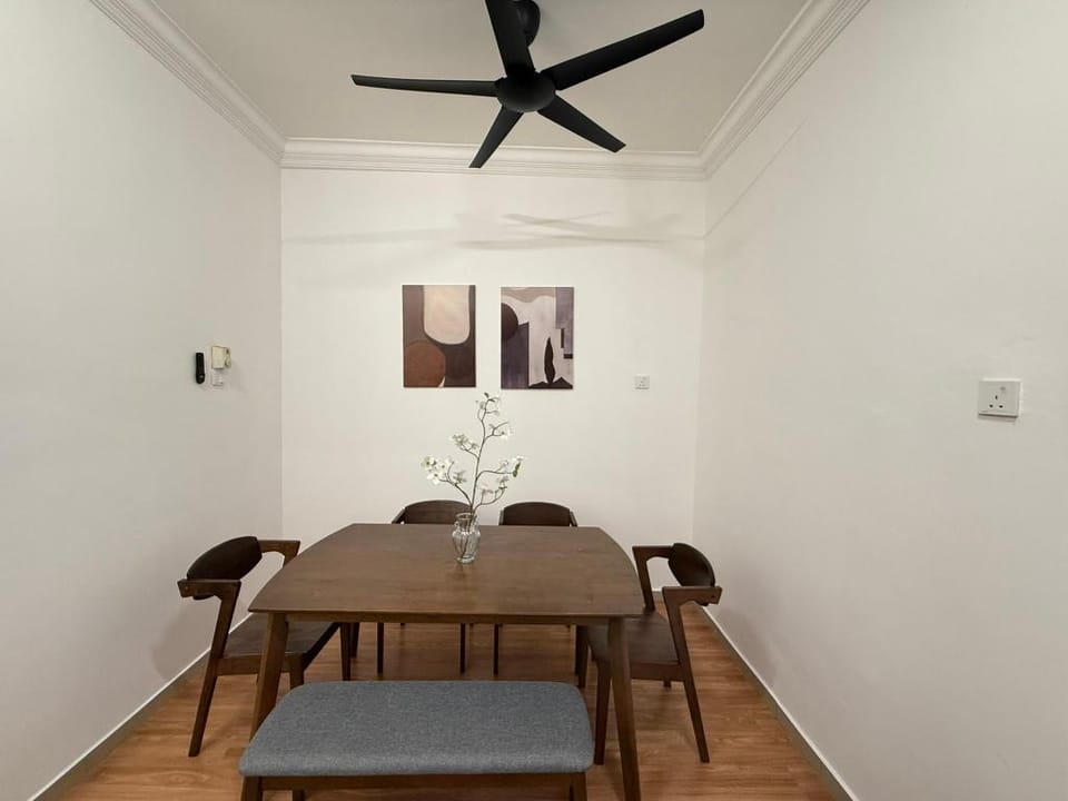 DeMUJI4 10Pax 3BR PS4, 1Min to ECM KCM, Netflix Apartment in Pahang, Malaysia