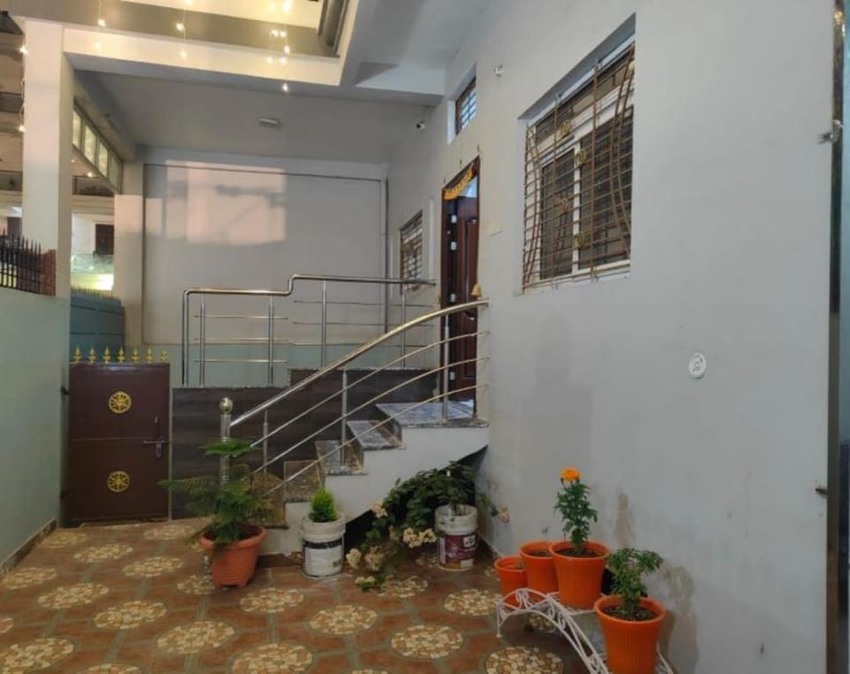 Goroomgo Shree Aanand palace Varanasi Hotel in Varanasi