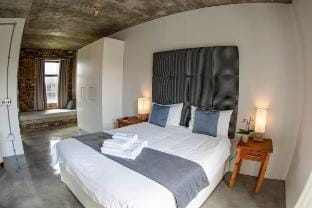 Stylish 9 BR Villa at Sunset Beach - Rooftop Pool Villa in Cape Town