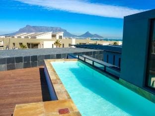 Stylish 9 BR Villa at Sunset Beach - Rooftop Pool Villa in Cape Town