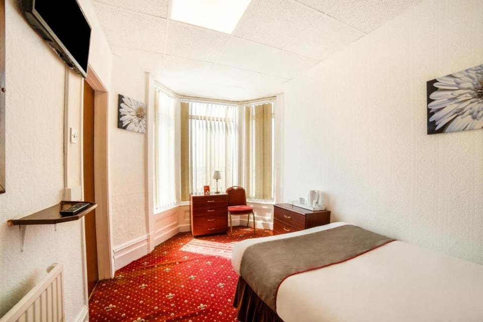 HOTEL BLUE OCEAN - Call For Cheap Prices - Check In Until 3AM Hotel in Blackpool