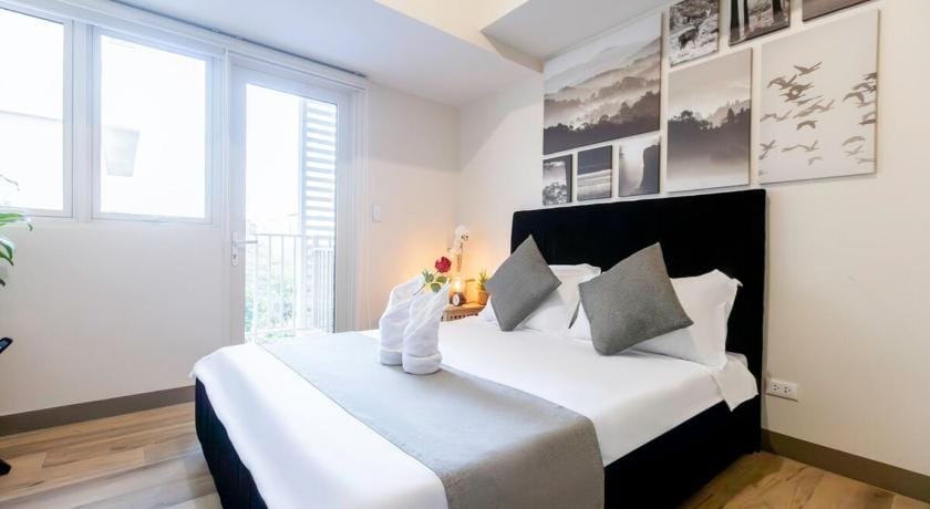 LUXX Suites McKinley with fast WIFI in BGC Apartment in Makati
