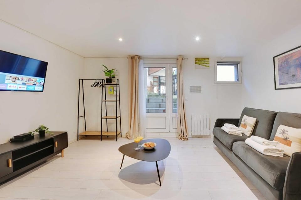 Spacious apartment - 2BR/4P- Le Kremlin-Bicêtre Apartment in Île-de-France