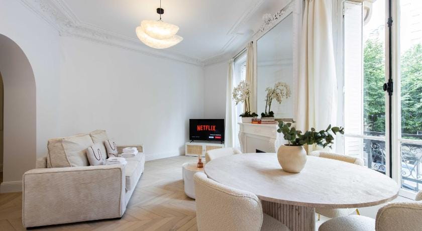 Charming flat - 2BD/6P - Passy / Eiffel Tower Apartment in Paris