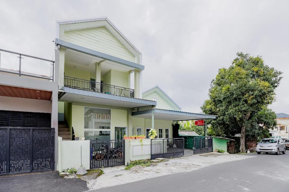 RedDoorz Syariah near Kedungmundu Semarang Hotel in Indonesia