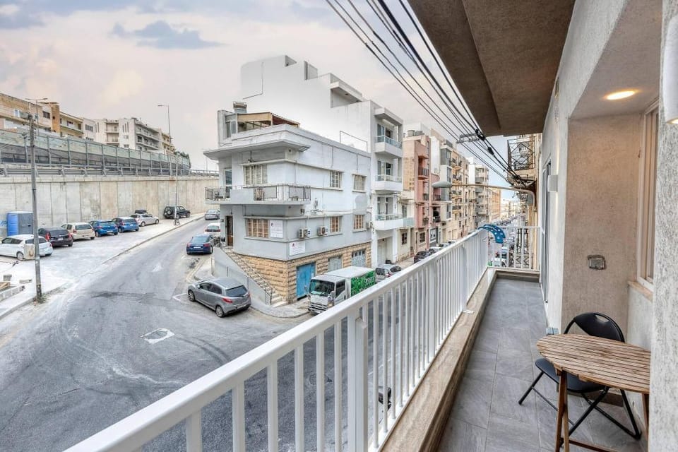 Luxury 3 BR Apt in Gzira near Sliema - StJulians Apartment in Malta