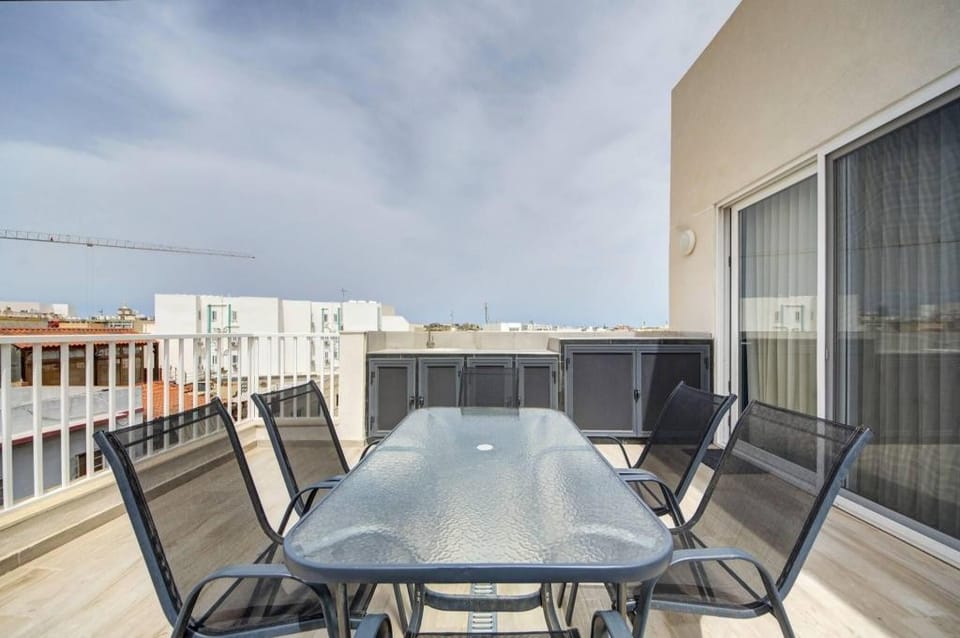 Beautiful 2 BDR Penthouse near Valletta sleeps 6 Apartment in Malta