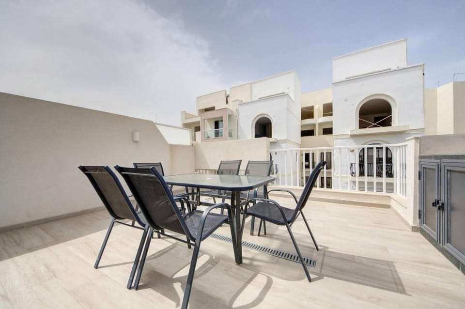 Beautiful 2 BDR Penthouse near Valletta sleeps 6 Apartment in Malta