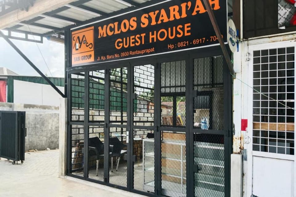 RedDoorz @ MCLOS Syariah Guest House Rantau Perapat Hotel in Indonesia