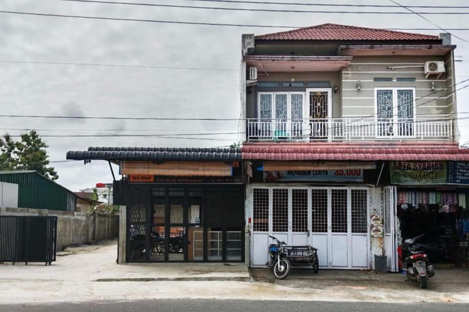 RedDoorz @ MCLOS Syariah Guest House Rantau Perapat Hotel in Indonesia