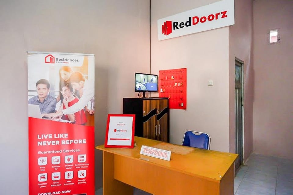 RedDoorz Plus @ Hotel Lestari Karema Mamuju Hotel in Indonesia