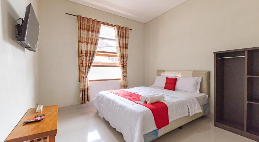 RedDoorz @ Cisarua Puncak Bogor Hotel in Cisarua