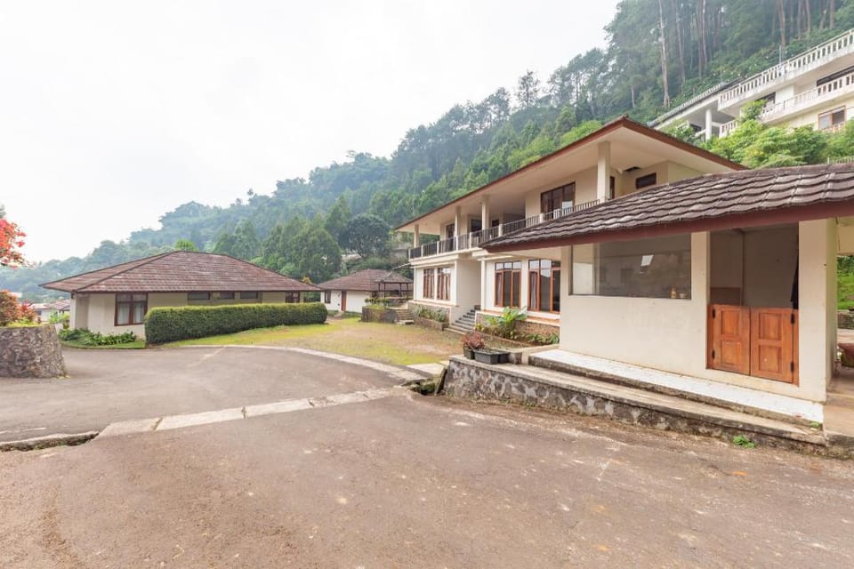 RedDoorz @ Cisarua Puncak Bogor Hotel in Cisarua