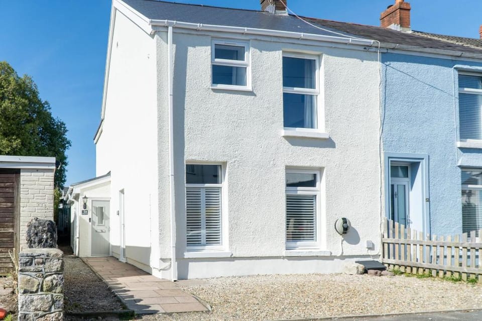 Nottage Road - 3 Bedroom Holiday Home - Mumbles Country House in Wales