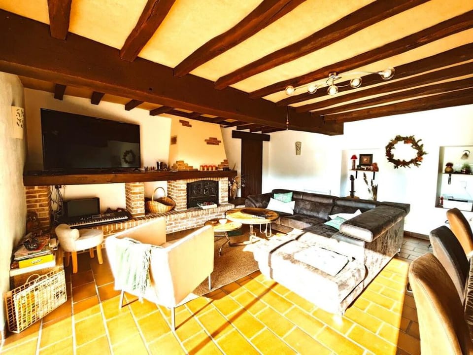 Cottage for 8 to 14 people + sheets + towels Farm Stay in Pays de la Loire