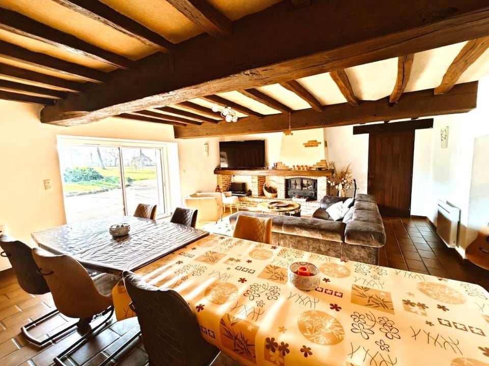 Cottage for 8 to 14 people + sheets + towels Farm Stay in Pays de la Loire