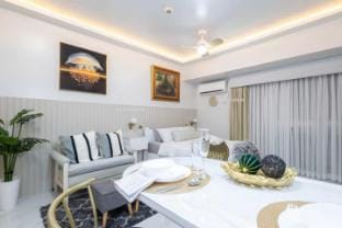 Casa Feliza Belle overlooking Venice Grand Canal Apartment in Makati