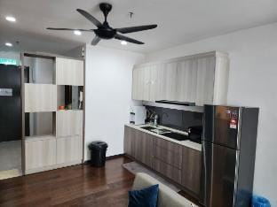 QueensvilleAce #LRT #TVBox #Netflix #Carpark #Lake Apartment in Federal Territory of Kuala Lumpur