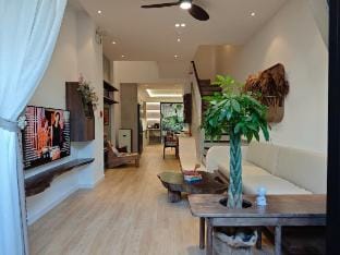 GomiHouse 4BRs 5 minute to LOTTE with jacuzzi pool Vacation rental in Da Nang