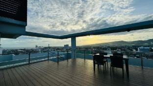 Two Bed Luxe Stay w/Netflix, 10 min walk to Fuente Vacation rental in Cebu City
