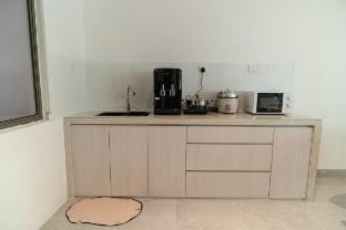 Georgetown Elegant Golden Jacuzzi 5BR 16pax Home Vacation rental in George Town