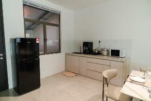Georgetown Elegant Golden Jacuzzi 5BR 16pax Home Vacation rental in George Town