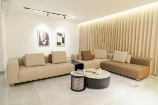 Georgetown Stylish Design Jacuzzi 5BR 16pax Home's Vacation rental in George Town