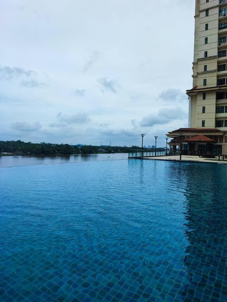 The Cozy Grey Riverine Diamond Apartment in Kuching