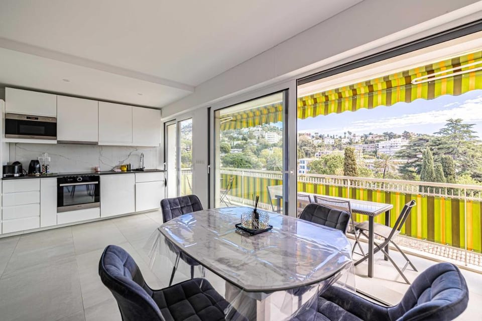 Elegance and serenity with terrace, view & A/C Apartment in Cannes