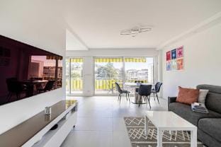 Elegance and serenity with terrace, view & A/C Apartment in Cannes