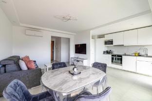 Elegance and serenity with terrace, view & A/C Apartment in Cannes