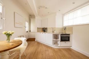 Charming One-Bedroom Retreat in Historic Bath Apartment in Bath