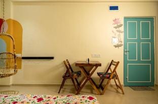 La Mira Casa, studio with massager,kitchen,balcony Vacation rental in Maharashtra
