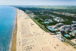 A Spacious Vacation House in a Central Location Apartment in Bibione