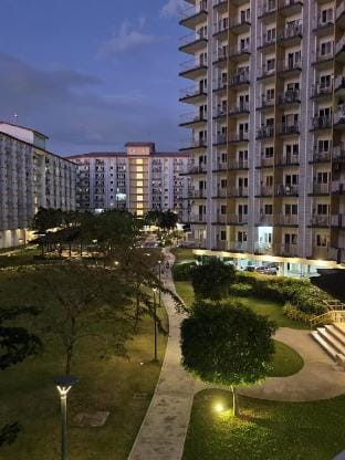 Cosmos @ Field Residences 1BR Vacation rental in Las Pinas