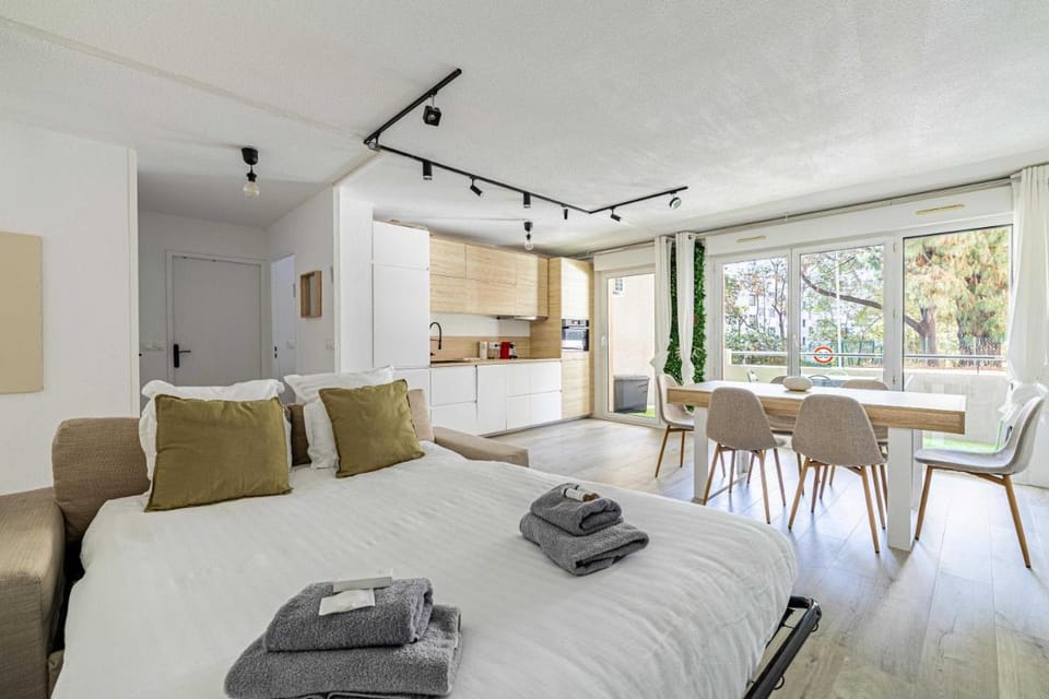 Comfort and serenity with A/C, Parking and Balcony Apartment in Cannes