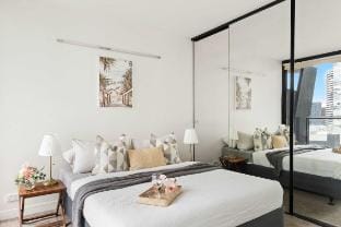 Cozy 2BR Apt, Steps from Melb Central with Parking Vacation rental in Melbourne