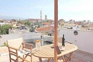 Luxurious Venetian 3 FLOOR HOUSE in the old port Vacation rental in Chania