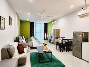 1-6pax Atria Mall PJ SOFO_Netflix_Washing Machine Vacation rental in Petaling Jaya
