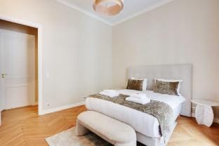 Spacious apartment - 2BR/4P - Arc de Triomphe  Apartment in Paris