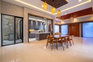 Odetta Villa Puncak - Kolam Renang Private Vacation rental in Cisarua