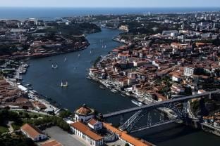 Camoes Executive Flat (w/ Air conditioning) Vacation rental in Porto
