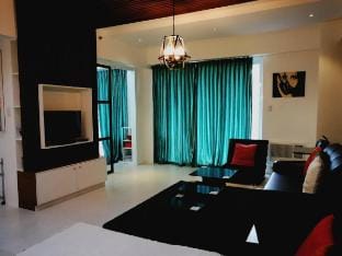 Pico de Loro Beach and Country Club 2br Art Deco Apartment in Nasugbu